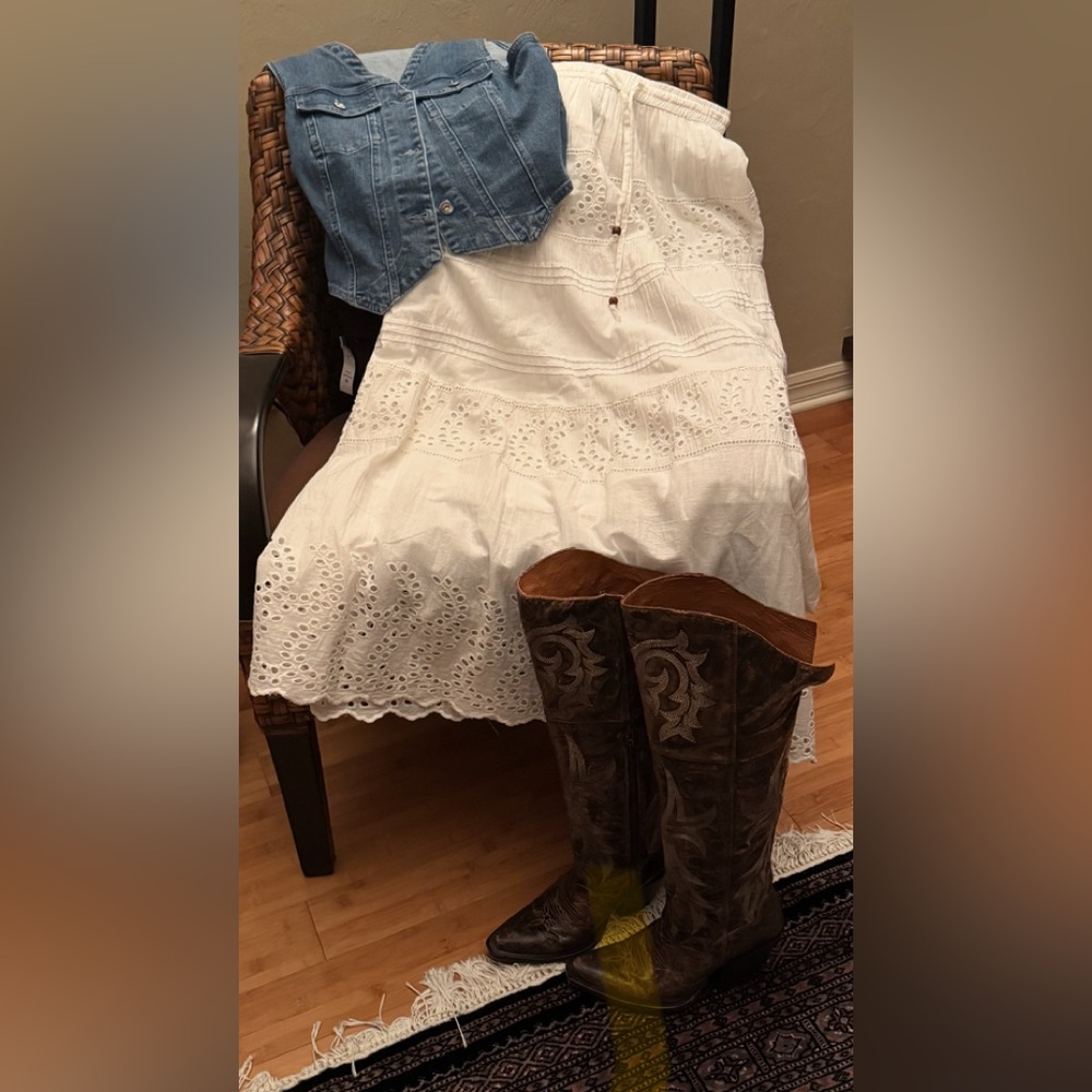 Eyelet skirt